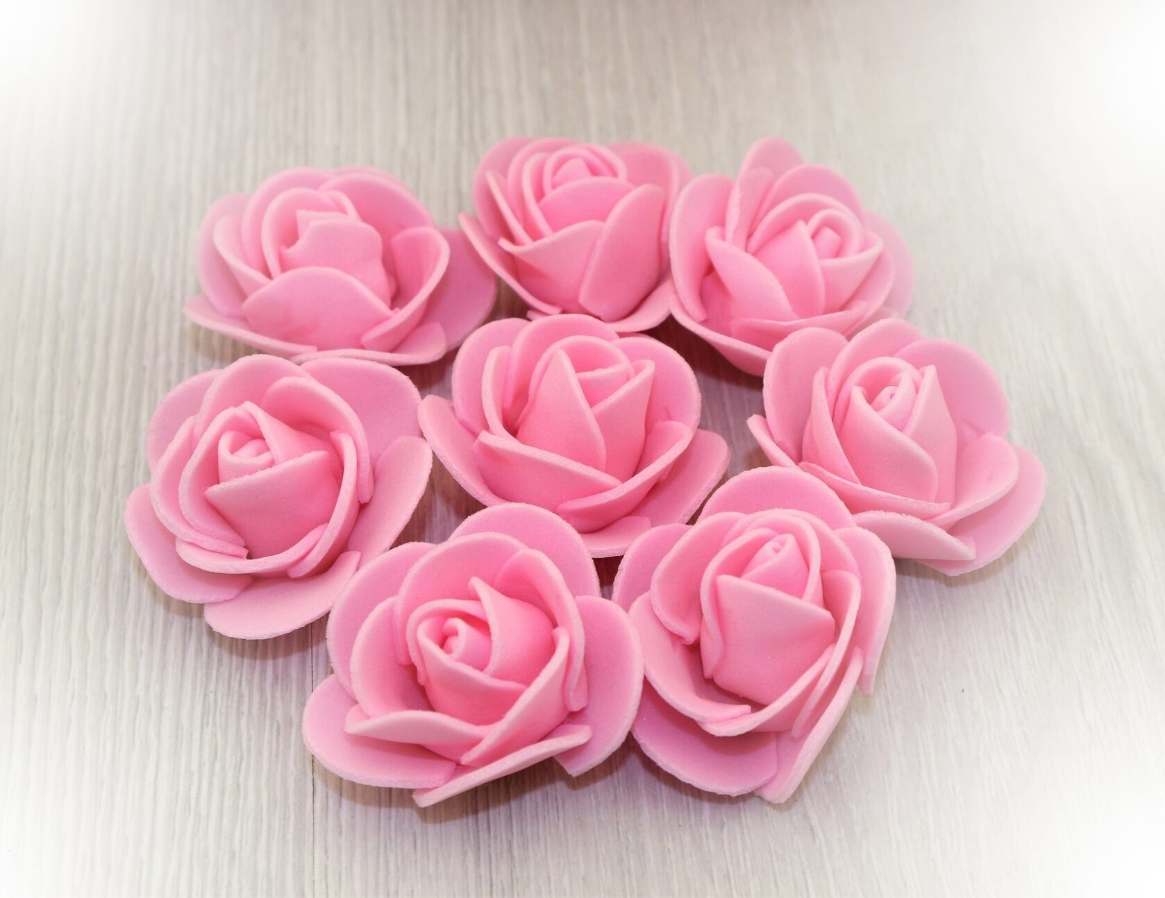 Цена розочки. Фоамиран розы. Розочки фоамиран. Бутончики роз из фоамирана. Розочки из фоамирана розовые.
